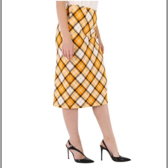 BURBERRY 
Check Print/Stretch Pencil Skirt
Women’s size 6 - Picture 2 of 9